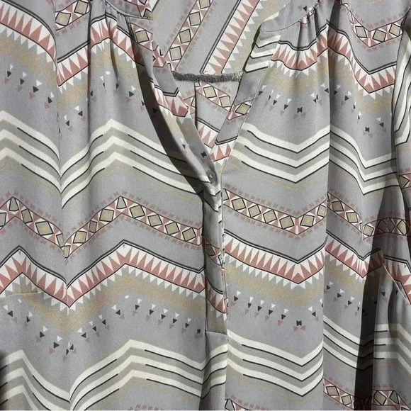 Maurices Plus Size Women V-Neck 3/4 sleeves Gray Geometric Print Size 3XL - Picture 2 of 6